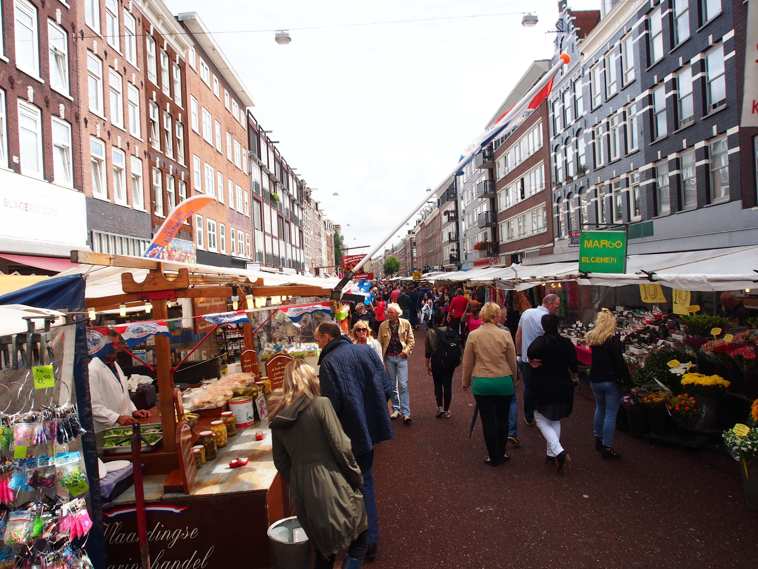 Market stalls and visitors at the Albert Cuyp Market in De Pijp